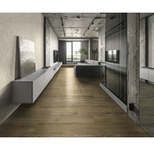 Modernes Wohnzimmer mit Holzboden, Betonwänden und minimalistischen Möbeln für ein helles und geräumiges Ambiente.