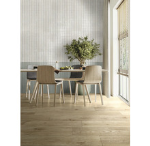 Heller Raum mit Esstisch und Wandfliesen in Stäbchenoptik