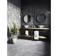 Badezimmer mit Waschbecken, Spiegeln, Rohrleitungen und Pflanzen