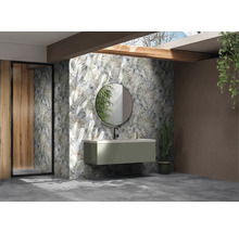 Modernes Badezimmer mit Blattmuster-Fliesen, Waschtisch und Spiegel