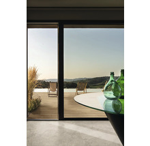 Terrasse mit zwei Liegestühlen, Tisch und Glasflaschen