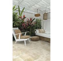 Terrasse mit Loungemöbeln und Pflanzen unter einer Pergola.