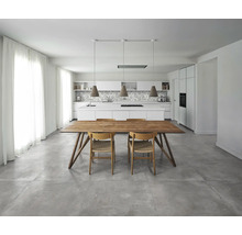 Helle Küche mit Esstisch und Stühlen unter Pendelleuchten