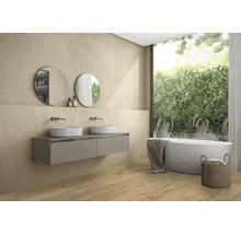 Modernes Badezimmer mit Doppelwaschbecken, Badewanne und Holzboden