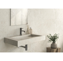 Modernes Badezimmer mit Waschbecken, Spiegel und Dekorationsgegenständen