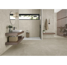 Badezimmer mit ebenerdiger Dusche, Waschbecken auf Holzregal und Fliesen in Natursteinoptik