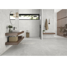 Helles Badezimmer mit Waschbecken, Dusche und Fliesen