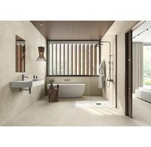 Helles Badezimmer mit Badewanne, Dusche, Waschtisch und Holzdetails