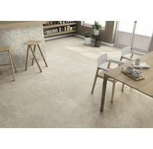 Heller, gefliester Küchenboden mit Marmoroptik, Tischen und Stühlen.