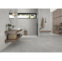 Badezimmer mit grauen Fliesen, Waschtisch und Dusche