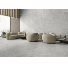 Lounge-Bereich mit Fliesenboden und -wand in Steinoptik, ausgestattet mit Sofas, Sesseln und Tischen