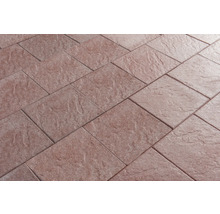 Verlegte Pflastersteine mit unregelmäßiger Oberfläche