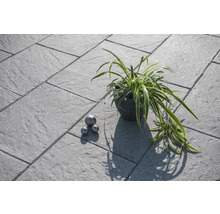 Terrasse mit Pflanze in Topf und dekorativen Kugeln