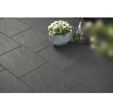 Verlegte dunkle Bodenplatten mit Pflanze und Dekoration