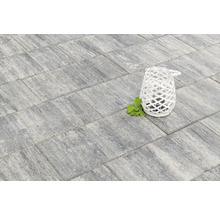 Graue Pflastersteine mit dekorativer Laterne