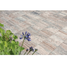 Verlegung von rechteckigen Pflastersteinen im Außenbereich