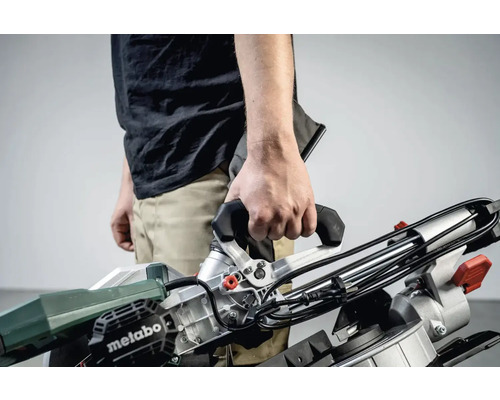 Eine Person hält eine Metabo Kappsäge.