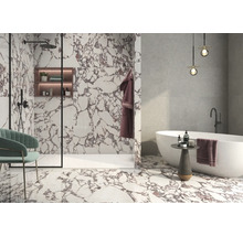 Badezimmer mit Dusche, Badewanne, Waschtisch und Marmorfliesen