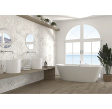 Helles Badezimmer mit freistehender Badewanne, Waschtischen und Wandfliesen in Hexagon Optik.