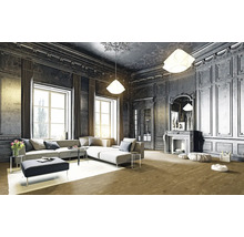 Wohnzimmer mit grauer Eckcouch, Kamin und grossen Fenstern