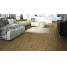 Heller Wohnraum mit Korkboden, Sofa und Anrichte