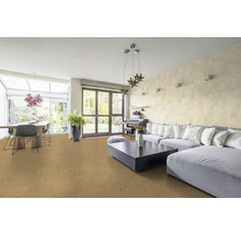 Heller Wohnraum mit Korkboden, Sofa, Tisch und Klavier.