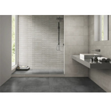 Modernes Badezimmer mit Dusche, Waschbecken und grauen Fliesen