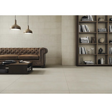 Wohnzimmer mit Sofa, Tisch, Bücherregal und Bodenfliesen