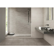 Modernes Badezimmer mit ebenerdiger Dusche, Waschtisch und Fliesen