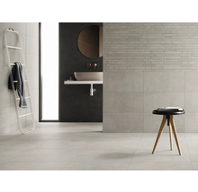 Helles Badezimmer mit Fliesen, Waschbecken und Leiterregal für Handtücher