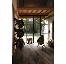 Pferdesattel im Reitstall mit Holzboden und Tageslicht