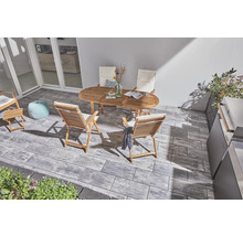Terrasse mit grauen Betonpflastersteinen, Holztisch und Stühlen