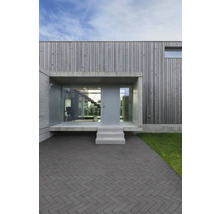 Modernes Haus mit Holzfassade, Eingangsbereich mit Treppe und Pflastersteinen