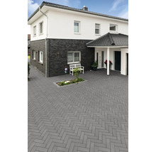 Einfamilienhaus mit Pflastersteinen im Fischgrätmuster