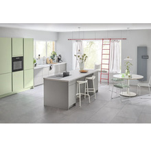 Helle, moderne Küche mit Kücheninsel, Esstisch und Stühlen.