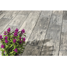 Rechteckige Pflastersteine aus Beton mit Blumen