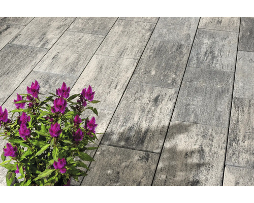 Rechteckige Pflastersteine aus Beton mit Blumen