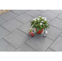 Graue Betonplatten für den Außenbereich im Garten verlegt