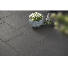 Verlegte dunkle Terrassenplatten mit Dekoration.