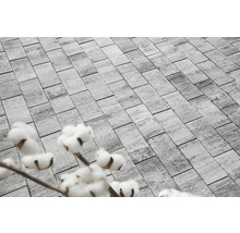 Graue Pflastersteine bilden ein Muster für den Außenbereich