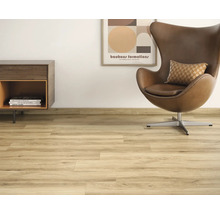 Helles Wohnzimmer mit Laminatboden, Sessel und Kommode