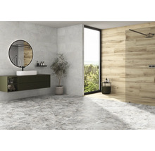 Modernes Badezimmer mit Waschbecken, Spiegel, Dusche und Fliesen