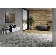 Badezimmer mit grauen und braunen Fliesen, Waschtisch, Spiegel und freistehender Badewanne.