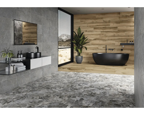 Produktbild 7 (groß) Badezimmer mit grauen und braunen Fliesen, Waschtisch, Spiegel und freistehender Badewanne.