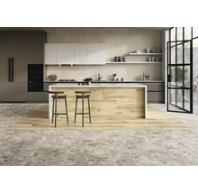 Moderne Küche mit Kücheninsel, Stühlen und verschiedenen Küchenutensilien.