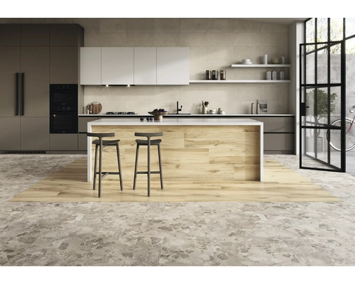 Produktbild 7 (groß) Moderne Küche mit Kücheninsel, Stühlen und verschiedenen Küchenutensilien.