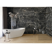 Badezimmer mit freistehender Badewanne, Marmorfliesen und Duschbereich