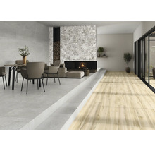 Heller Wohnraum mit Essbereich, Kamin und Holzboden