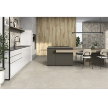 Heller Küchenraum mit Küchenzeile, Kochinsel und Esstisch