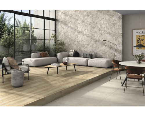 Produktbild 6 (groß) Heller Wohnraum mit Fliesenboden in Holzoptik, grauer Wandfliese und Sitzmöbeln